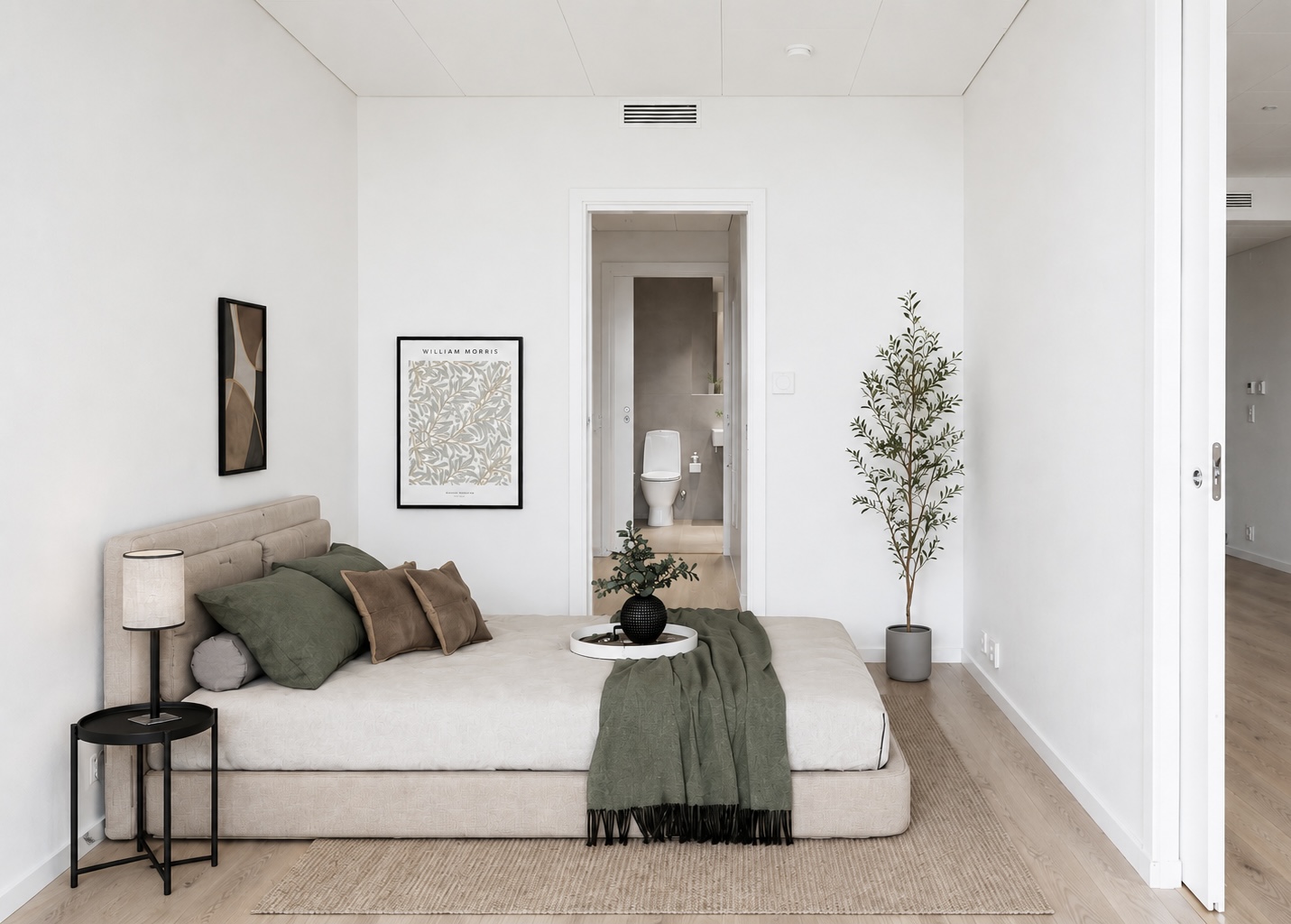 Stylat sovrum med beige säng och olivträd